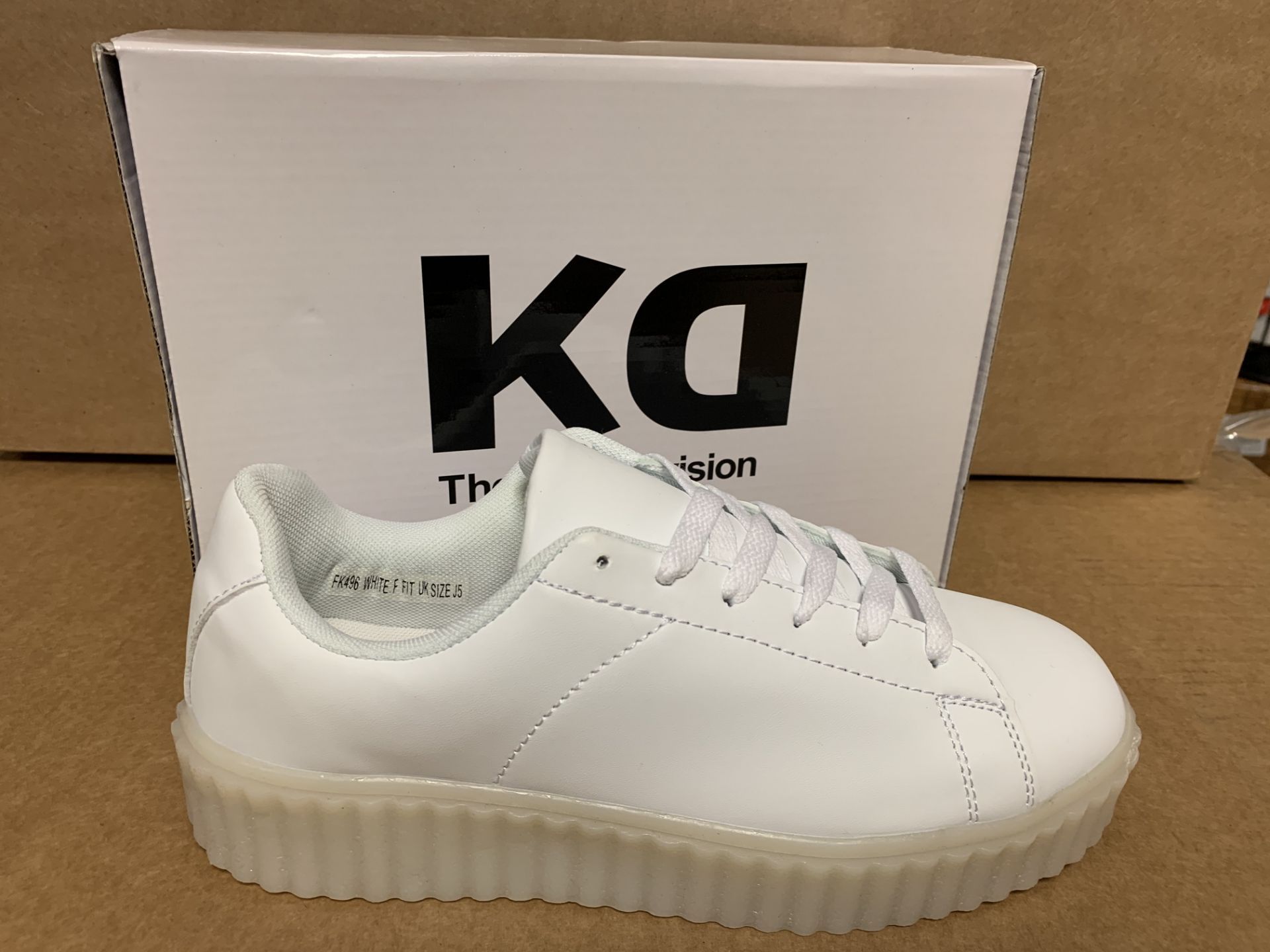 (NO VAT) 6 X BRAND NEW KIDS DIVISION WHITE LIGHT UP TRAINERS SIZE i13 (878/23)