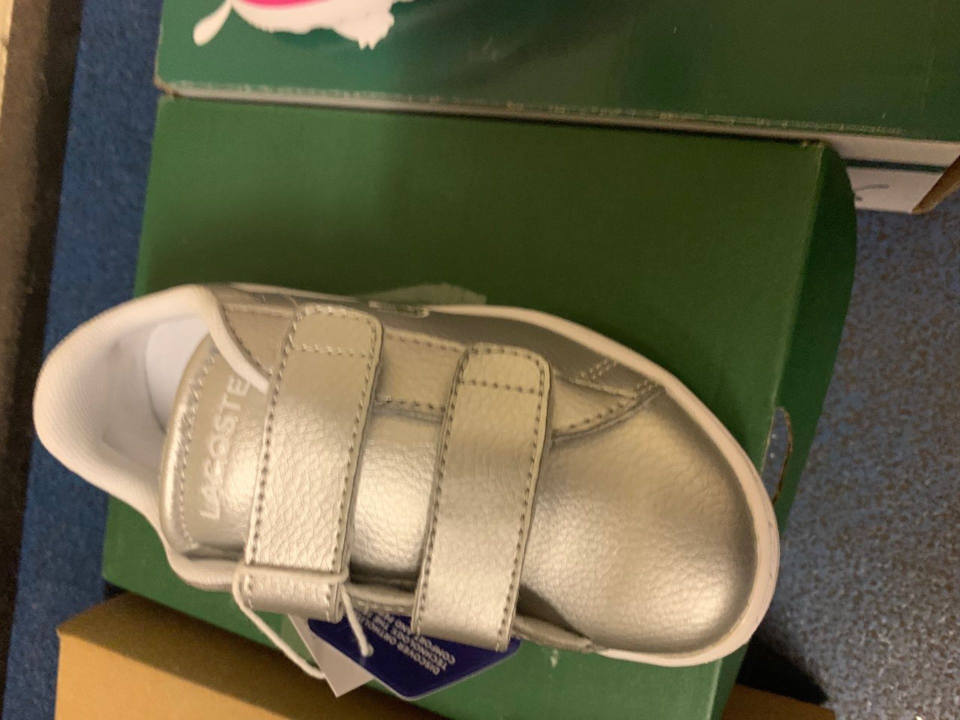NEW & BOXED LACOSTE SILVER TRAINER SIZE INFANT 9 (305/21) - Image 2 of 2