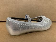 (NO VAT) 12 X BRAND NEW CHILDRENS SILVER BALLET PUMPS SIZE i10