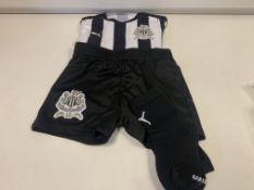 (NO VAT) 4 X BRAND NEW NEWCASTLE UNITED FULL KITS SIZE 9-12 MONTHS