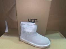 (NO VAT) 2 x NEW BOXED PAIRS OF UGG MINI BAILEY BUTTON BOOTS. SIZE UK 3