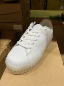 NEW & BOXED KIDS DIVISION WHITE TRAINER SIZE JUNIOR 2 (424/28)