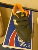 NEW & BOXED NEW BALANCE OLIVE AND YELLOW TRAINER SIZE JUNIOR 5 (302/21)