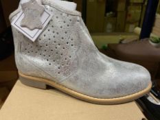 NEW & BOXED SILVER BOOT SIZE JUNIOR 3 (426/28)