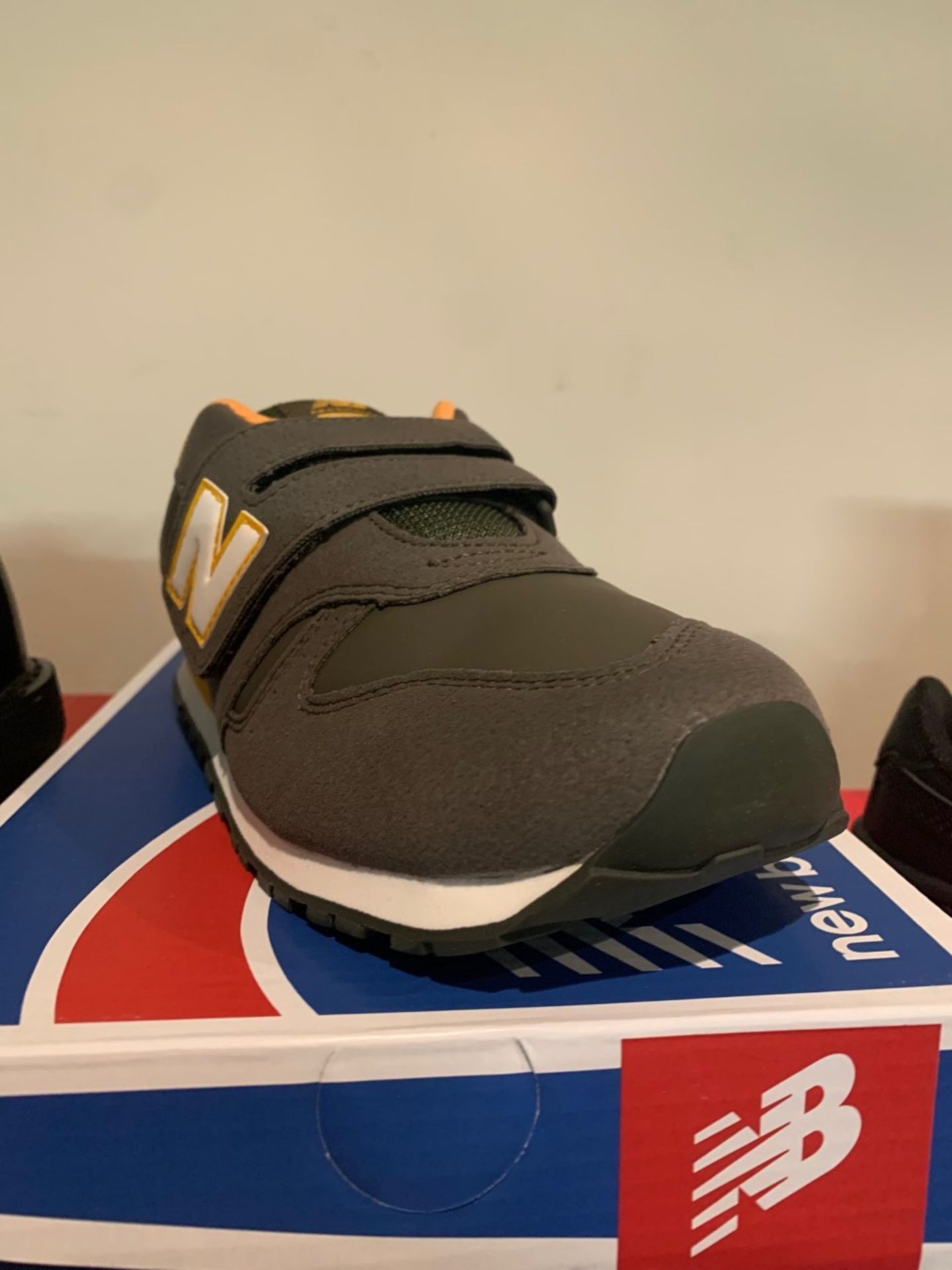 NEW & BOXED NEW BALANCE OLIVE TRAINER SIZE JUNIOR 5 (151/21) - Image 2 of 2
