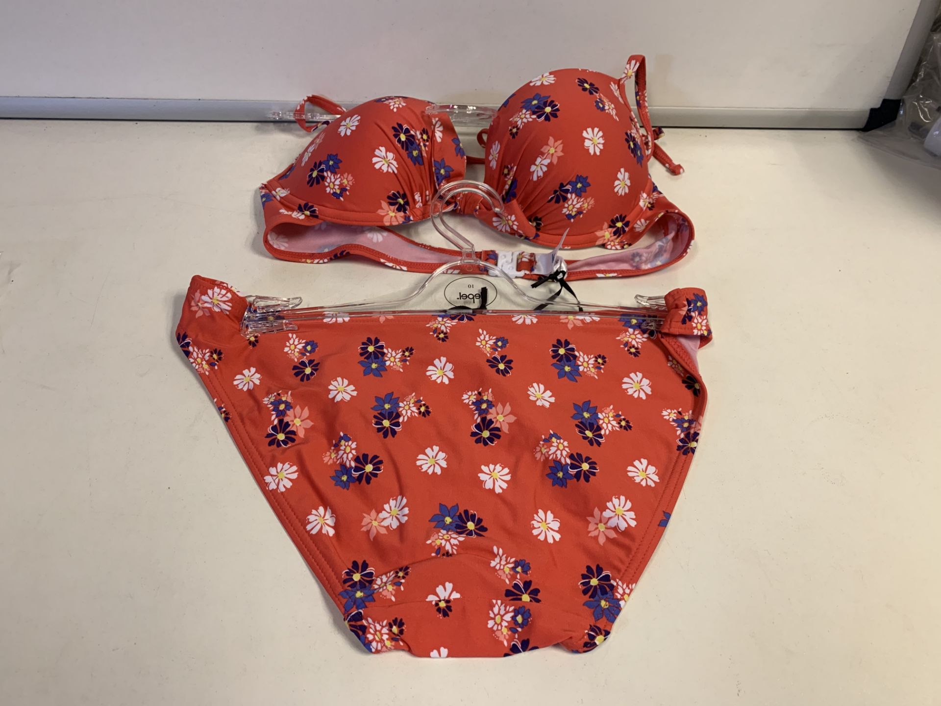 40 X LEPEL BIKINI TOPS (20) AND BIKINI PANTS (20) SIZES 32/34/36 B,C,D,DD AND PANTS SIZES 8-16 - Image 2 of 2