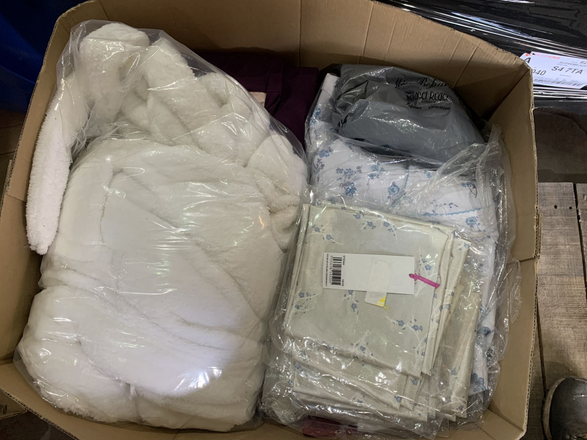 50 X PIECES OF SLEEPWEAR INCLUDING NIGHTIES, DRESSING GOWNS ETC