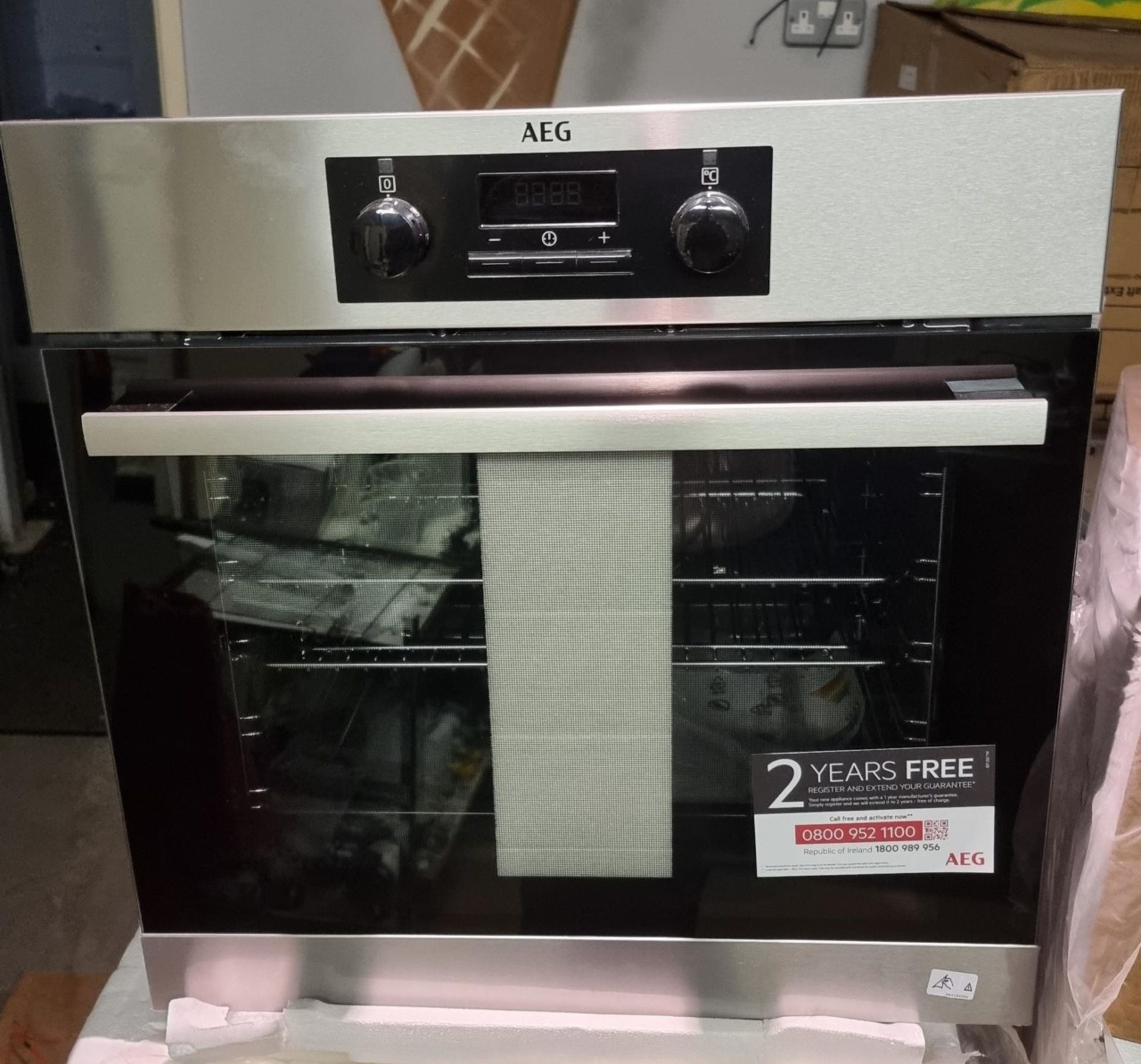 NEW/GRADED AND UNPACKAGED AEG, BEB231011M, Built In Single Oven (Slight damage to rear case)