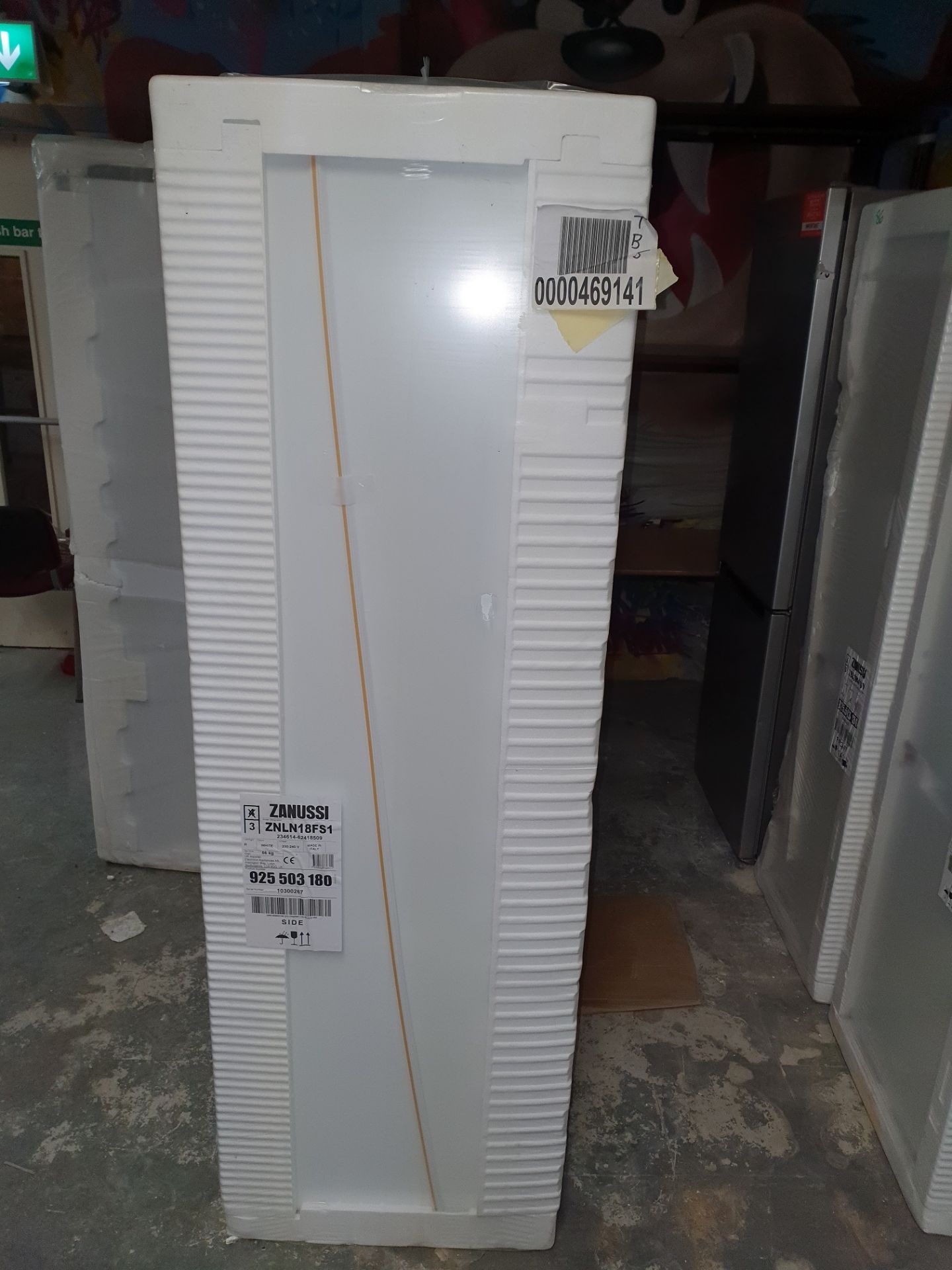 NEW/GRADED AND UNPACKAGED Electrolux ENN2801EOV Built-in 70:30 split Fridge Freezer (Brand new