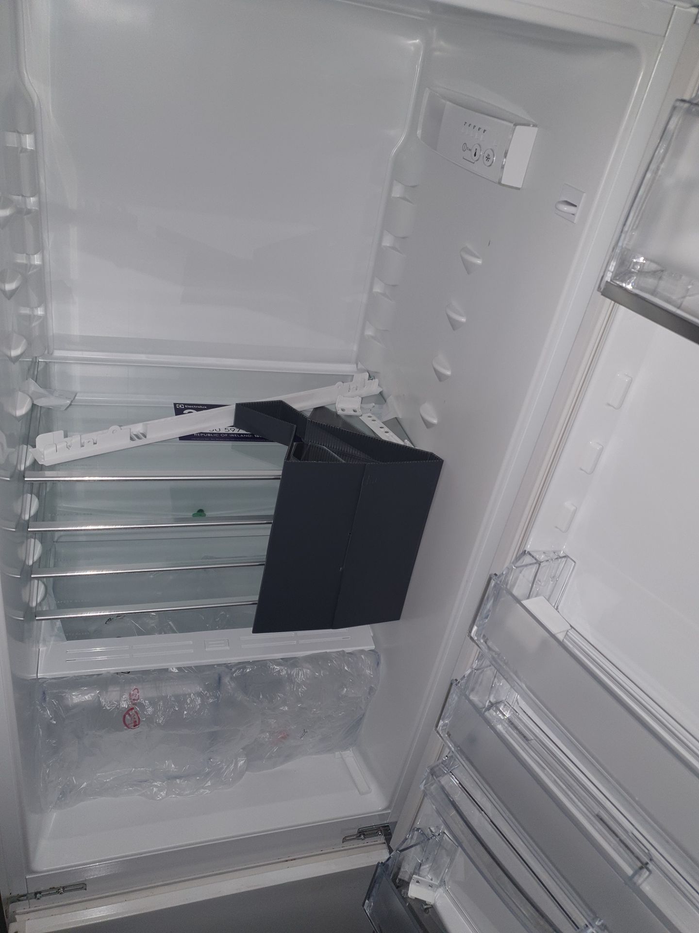 NEW/GRADED AND PACKAGED Zanussi ZBB28441SV Integrated 70/30 Fridge Freezer (Slight external damage) - Image 14 of 14