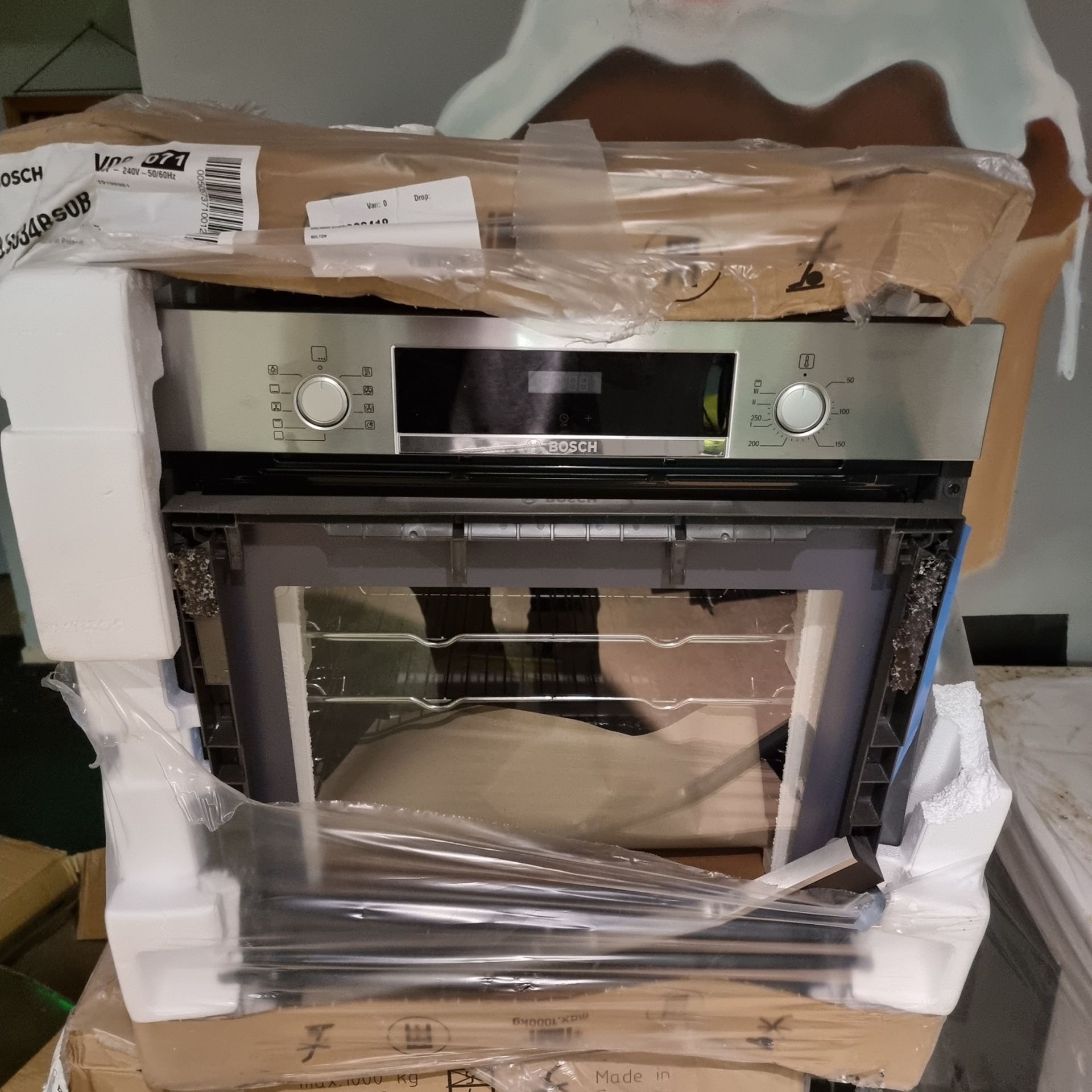 NEW/GRADED PACKAGED Bosch HBS534BS0B Built-In Single Oven (Smashed outer glass and damaged handle)