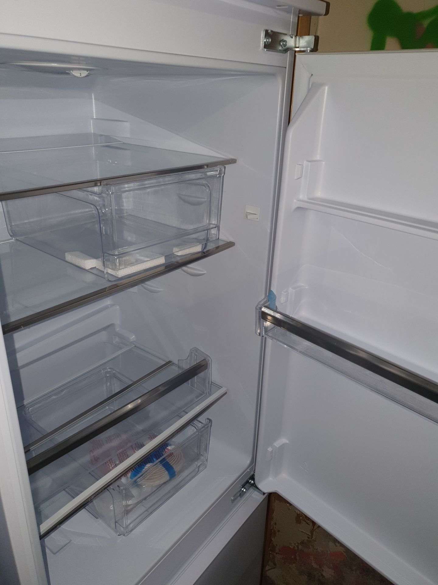NEW/GRADED AND UNPACKAGED Whirlpool, ART6550/A+SF.1, Integrated Fridge Freezer (Brand new slight - Image 13 of 14