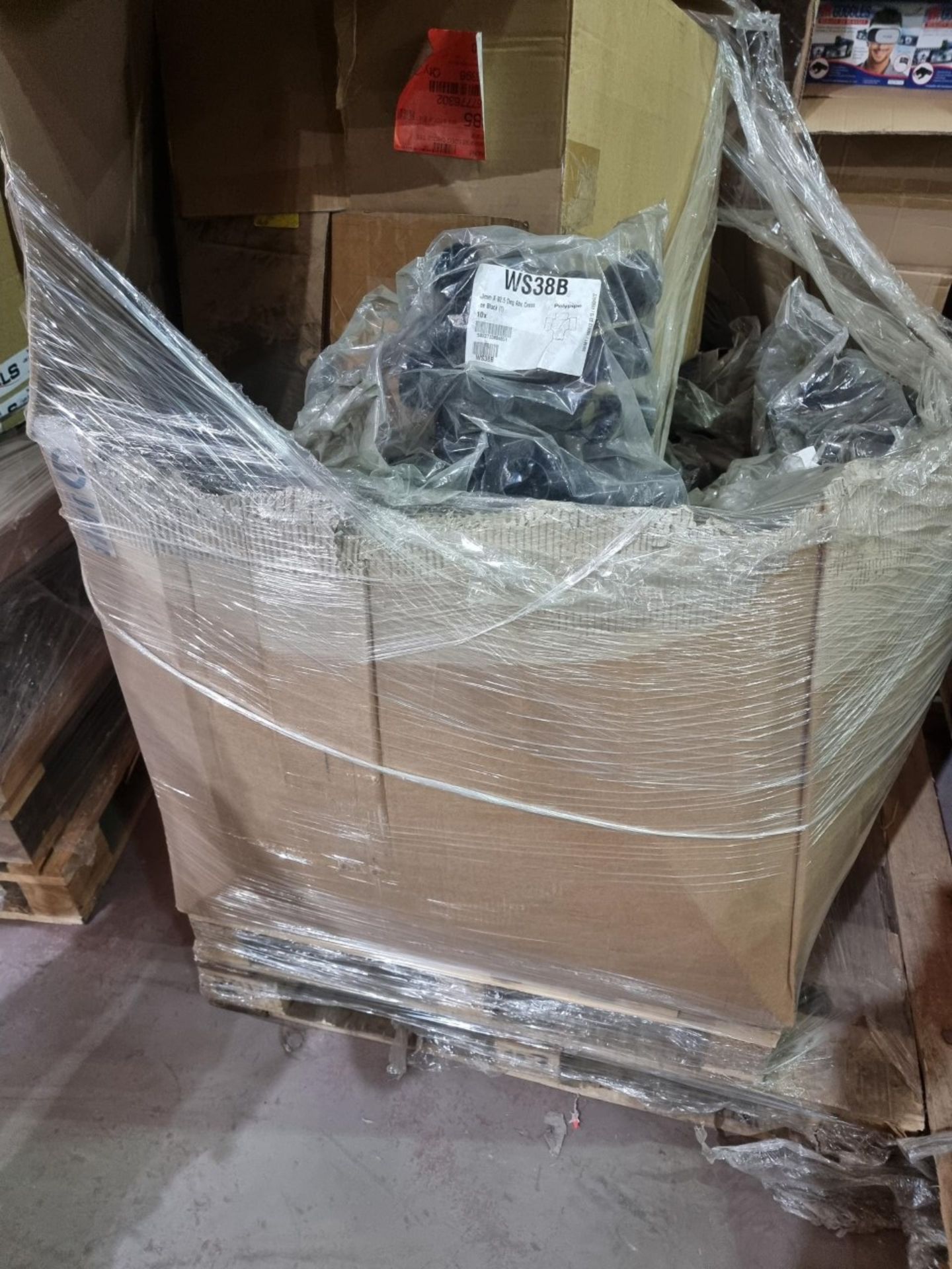 (B2) PALLET TO CONTAIN A VERY LARGE QTY OF PLUMBING ITEMS TO INCLUDE POLY PIPE ETC