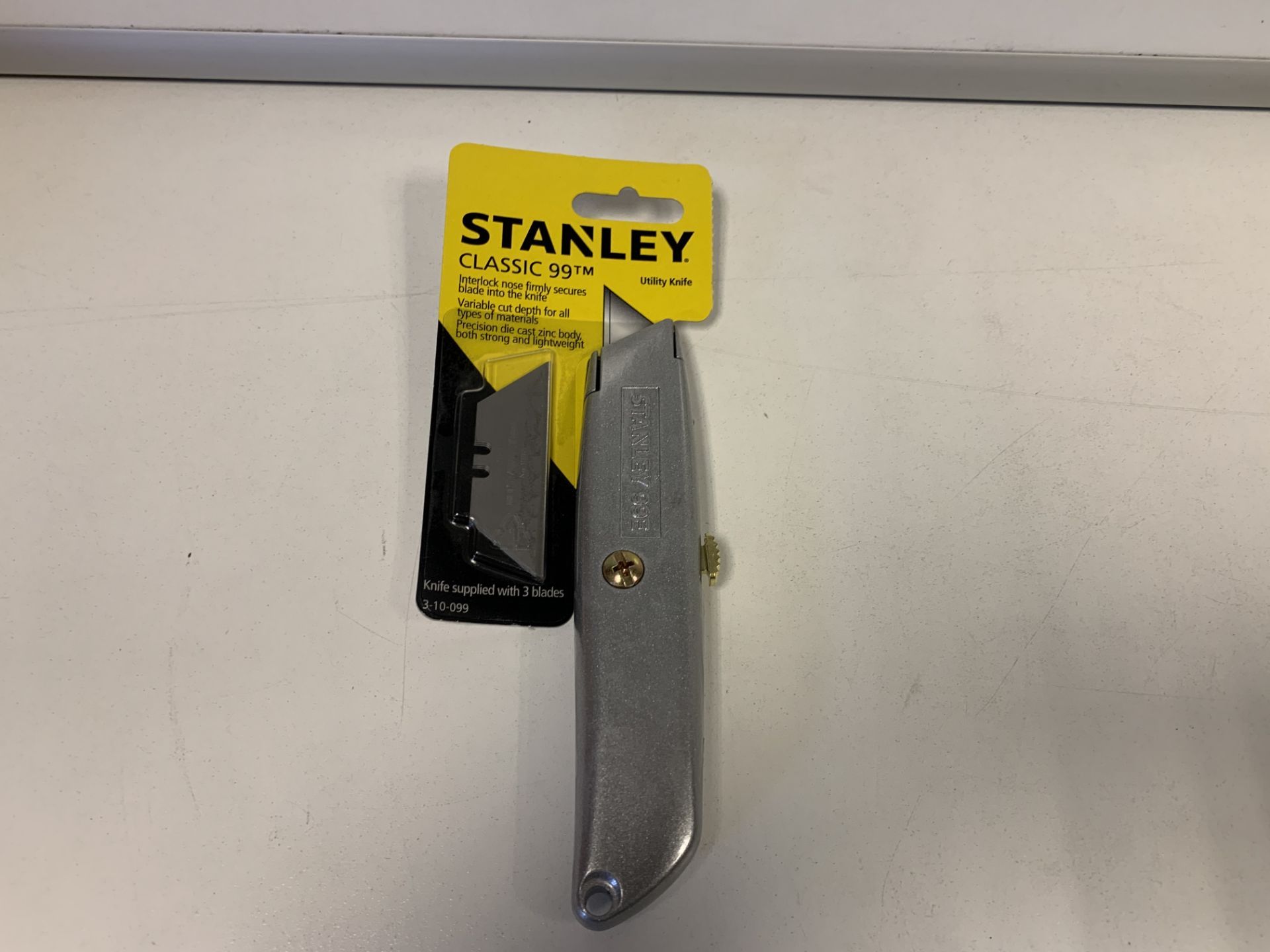 8 x NEW PACKAGED STANLEY CLASSIC 99 KNIFE WITH 3 BLADES (18+ ONLY - ID REQUIRED) (780/30)