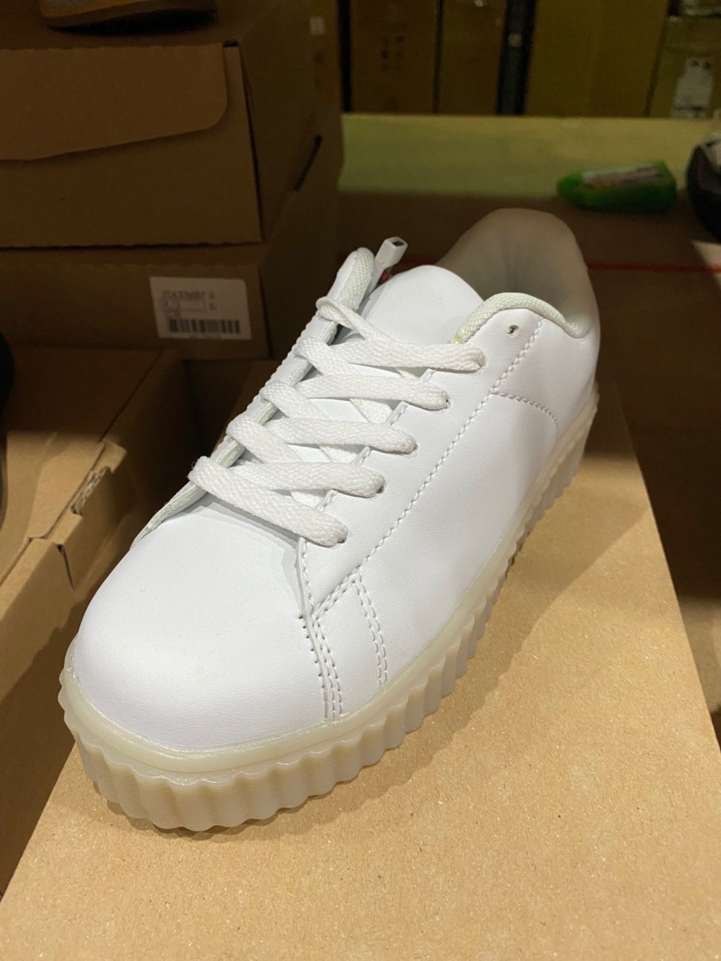 NEW & BOXED KIDS DIVISION WHITE TRAINER SIZE JUNIOR 2 (424/28) - Image 3 of 3