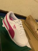 NEW & BOXED PUMA WHITE AND PINK TRAINER SIZE INFANT 10 (304/21)