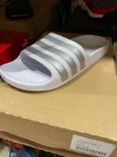 NEW & BOXED ADIDAS WHITE/SILVER SLIDERS SIZE JUNIOR 4 (407/28)