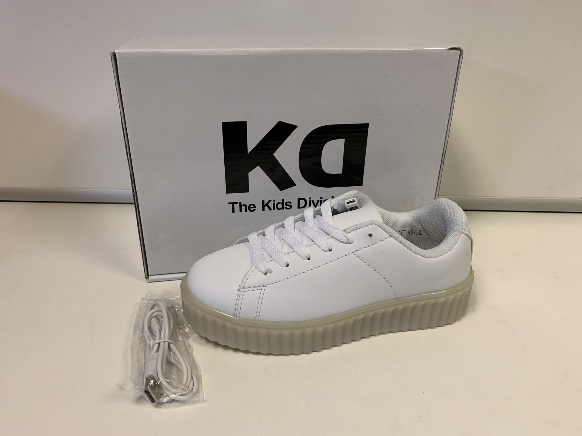 (NO VAT) 6 X BRAND NEW KIDS DIVISION LIGHT UP TRAINERS SIZE J2 (450/30)