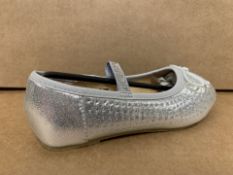 (NO VAT) 12 X BRAND NEW CHILDRENS SILVER BALLET PUMPS SIZE i10 (97/30)