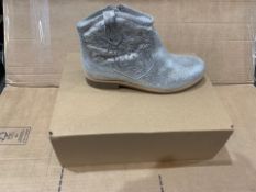 1 X NEW & BOXED SILVER BOOTS JC633607 SIZE JUNIOR 3 (102/28)