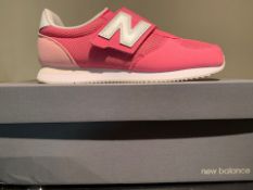 NEW & BOXED NEW BALANCE TRAINERS SIZE JUNIOR 2 (258 UPSTAIRS)