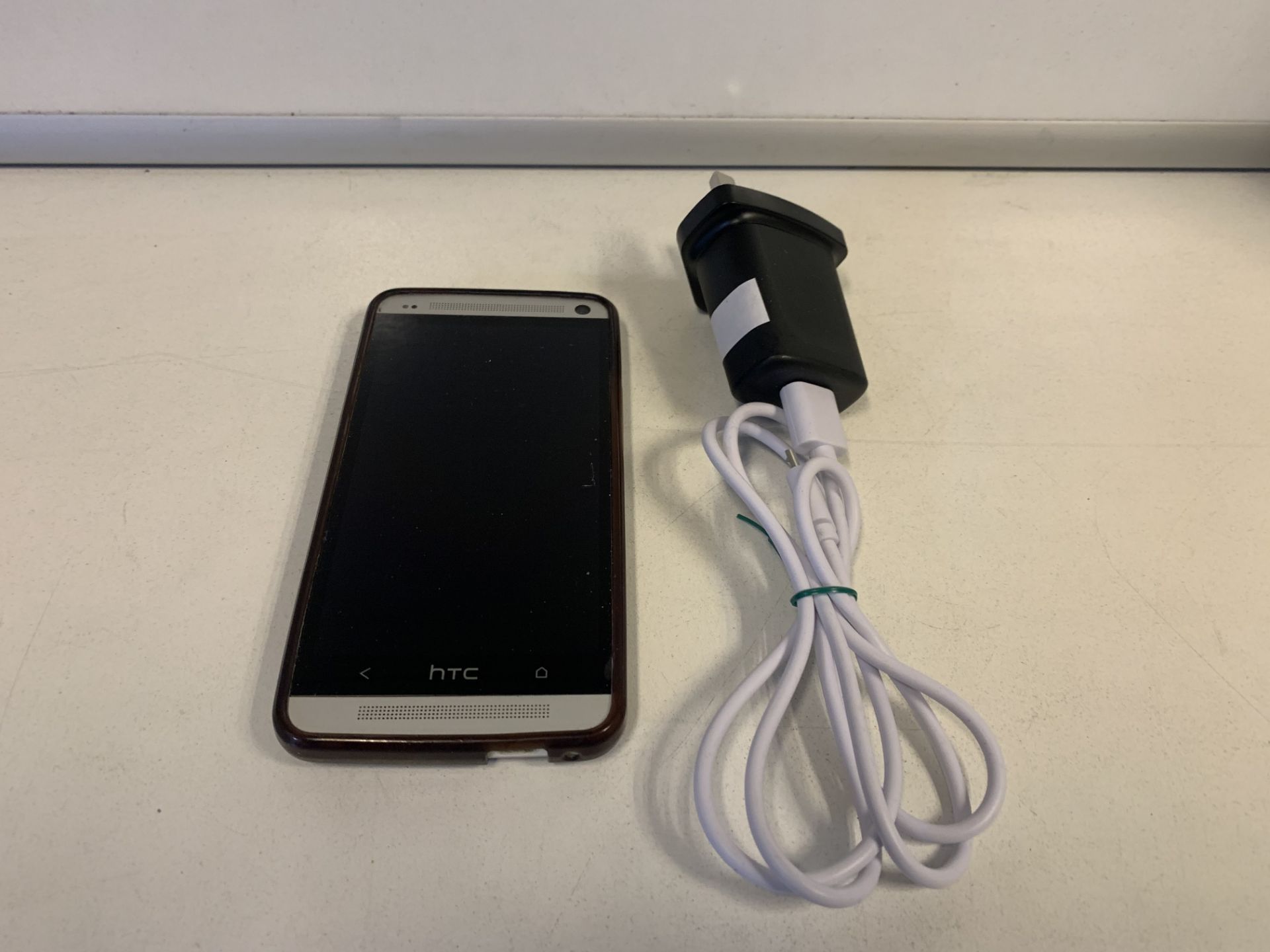 HTC ONE SMARTPHONE 32GB STORAGE BEATS AUDIO WITH CHARGER