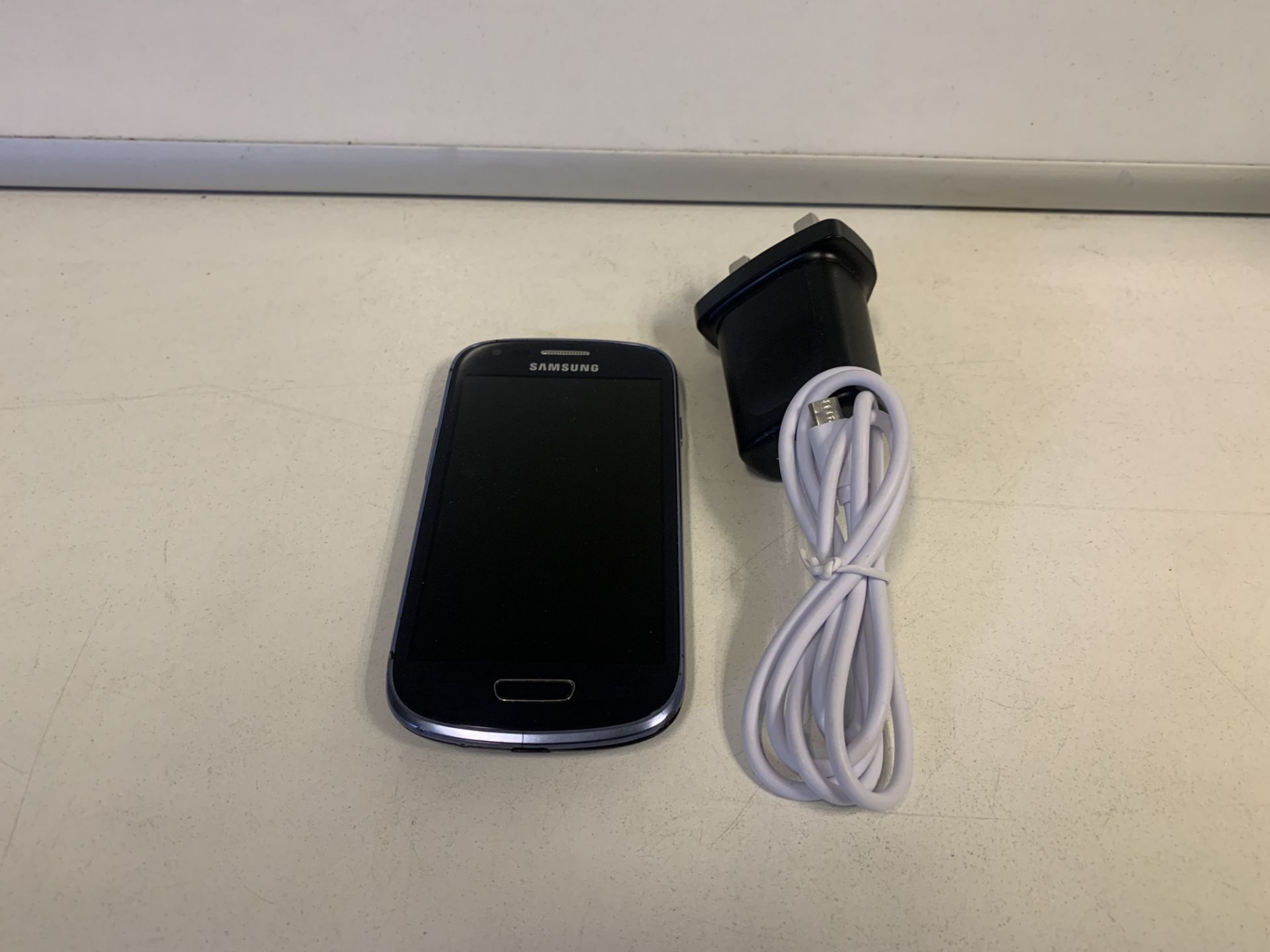 SAMSUNG S3 MINI SMARTPHPONE WITH CHARGER