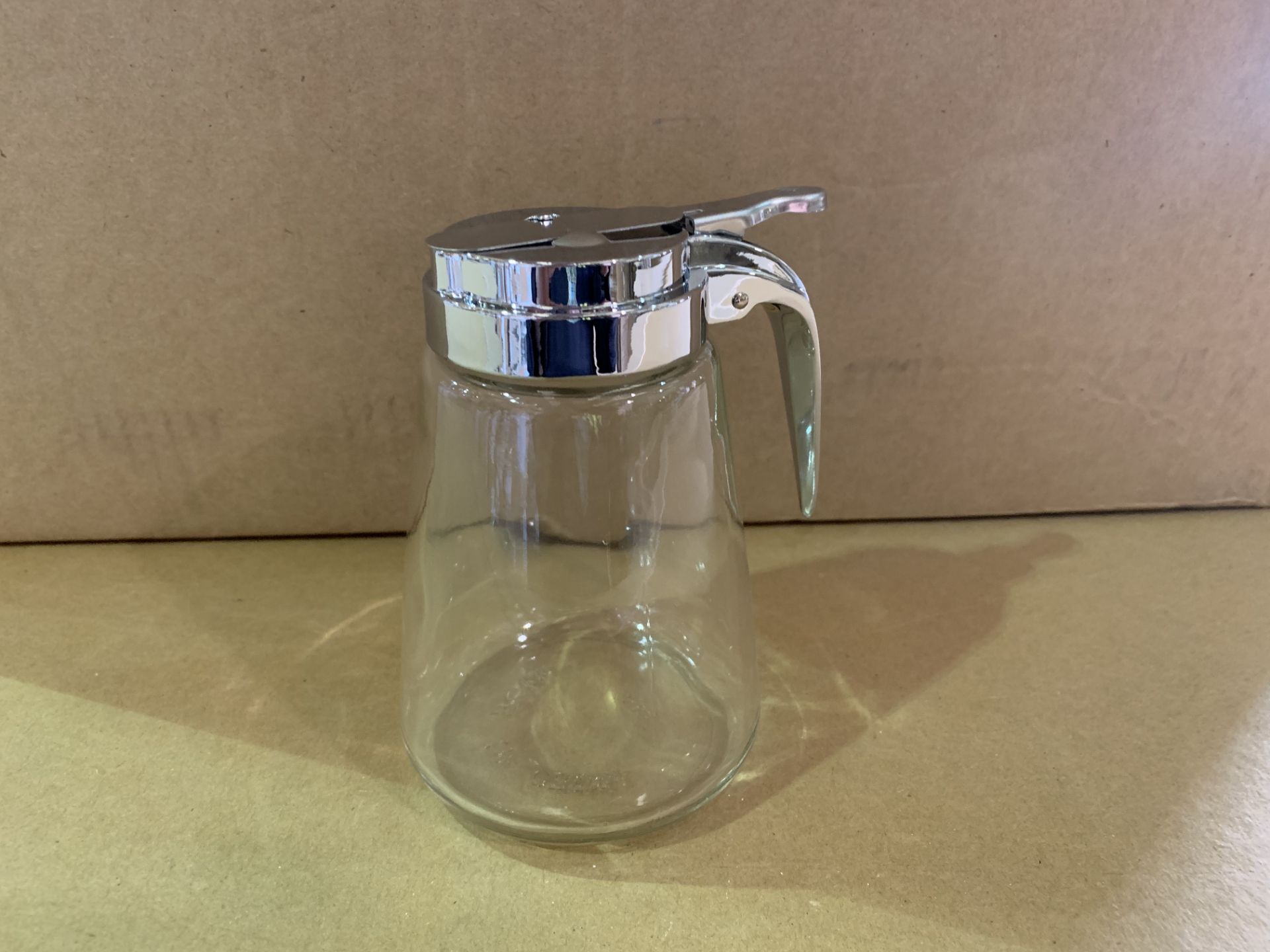 APPROX 25 X BRAND NEW GLASS POURING JUGS WITH STAINLESS STEEL OPENING FUNCTION