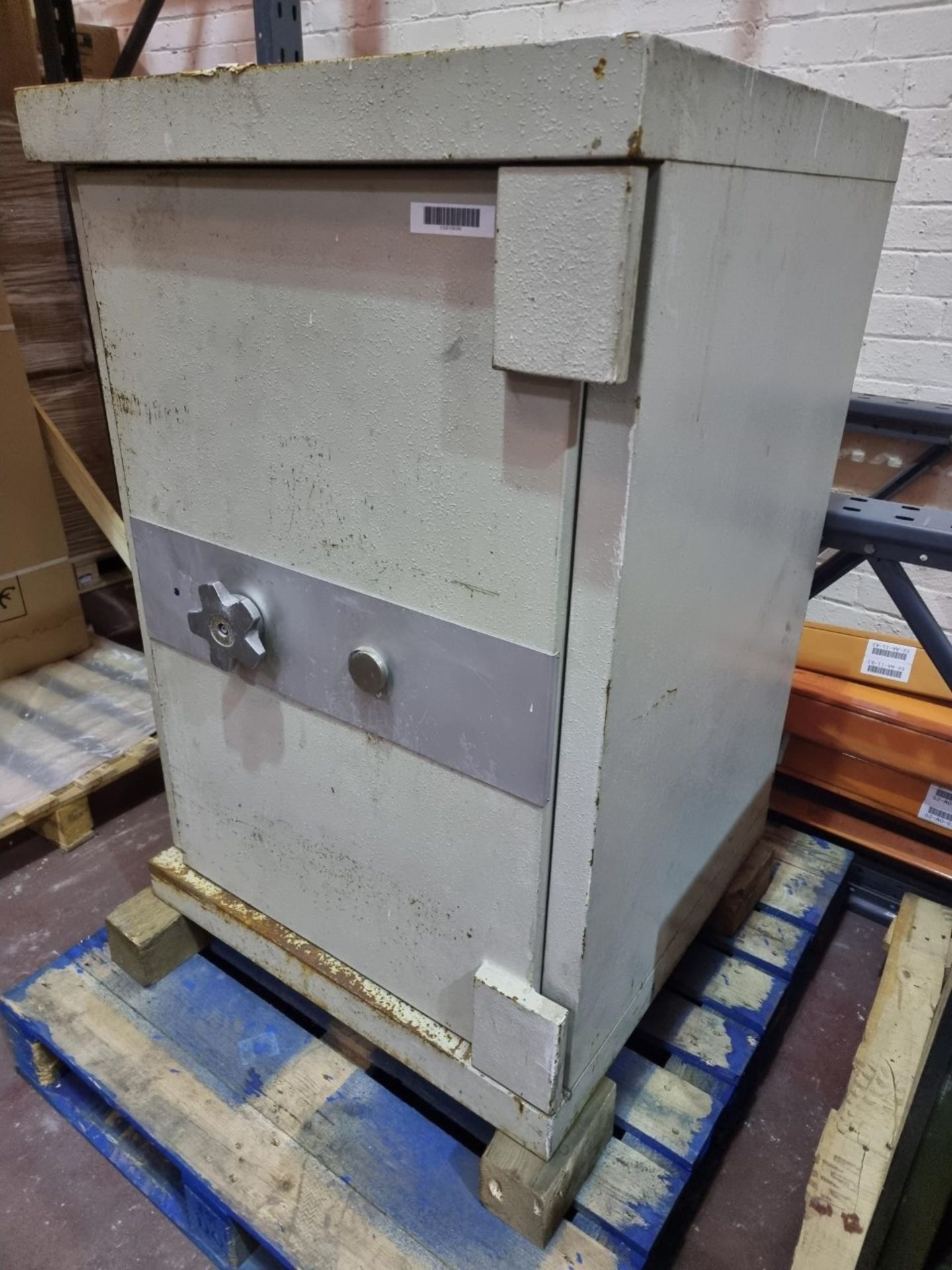 LARGE SAFE WITH KEY - SIZE: 116CM(HIGH) X 77CM (WIDE) X 79CM (DEEP). PALLETISED - FORKLIFT ONSITE TO - Image 2 of 2