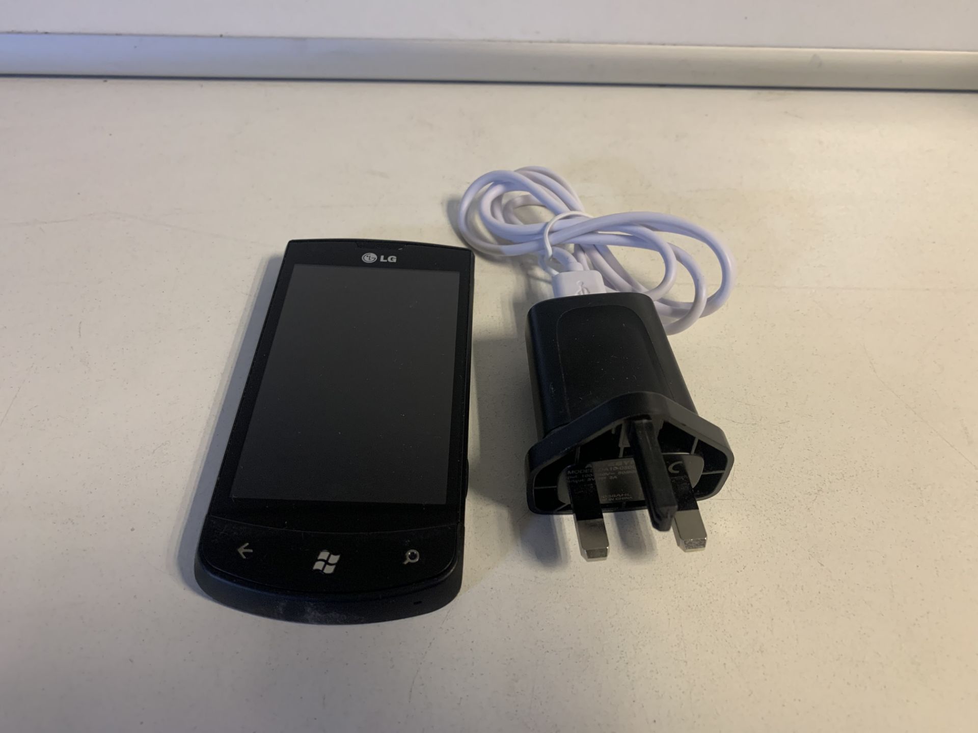 LG E900 SMARTPHONE 16GB STORAGE WITH CHARGER