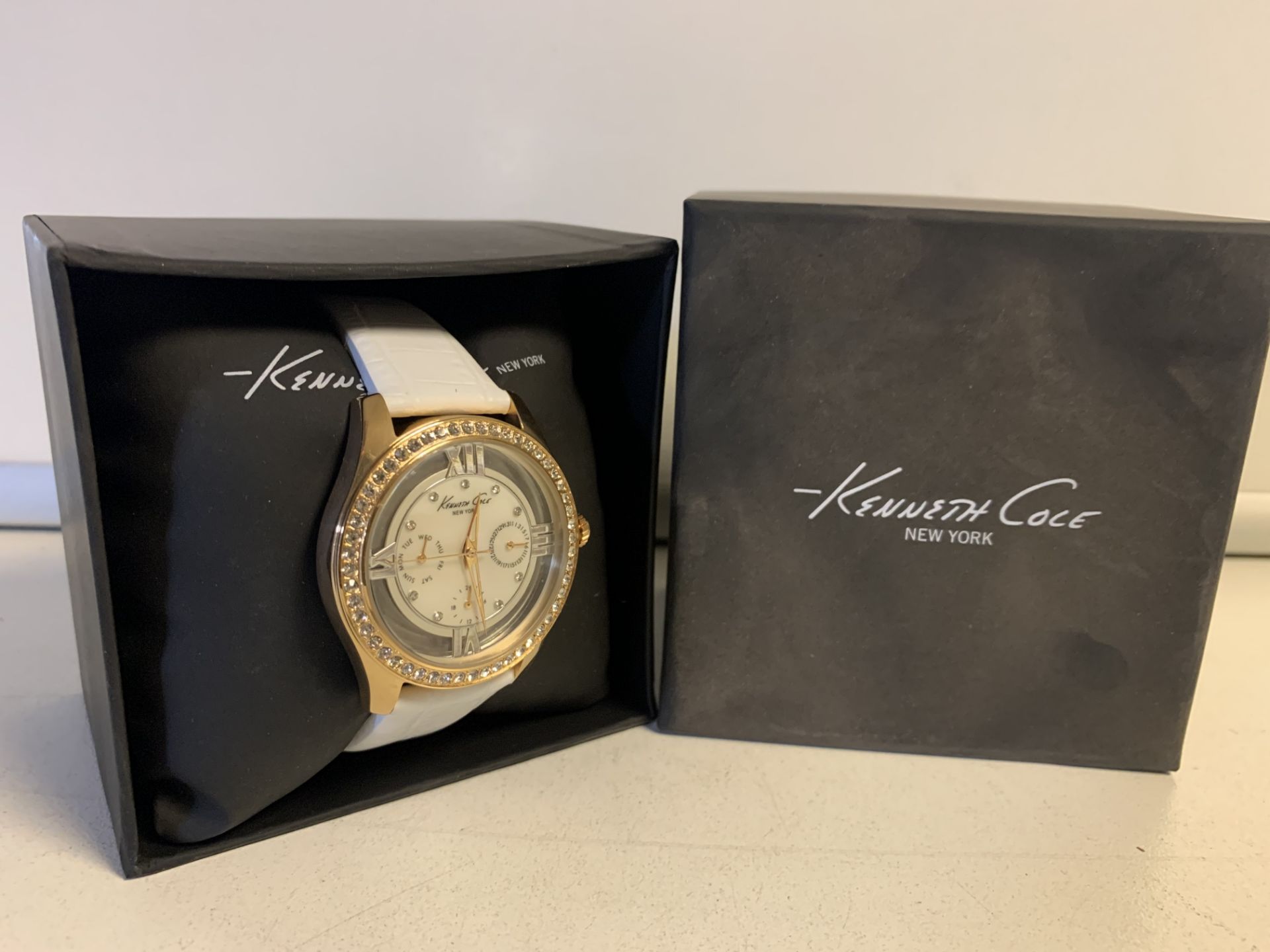 BRAND NEW WOMENS KENNETH COLE WHITE STRAPPED WATCH