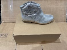 1 X NEW & BOXED SILVER BOOTS JC633607 SIZE JUNIOR 3