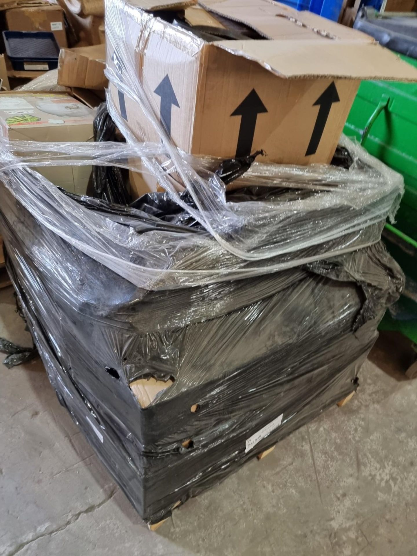 (E110) PALLET TO CONTAIN A QTY OF CUSTOMER RETURNED GOODS TO INCLUDE: STEAM CLEANERS ETC. ORIGINAL - Image 2 of 2