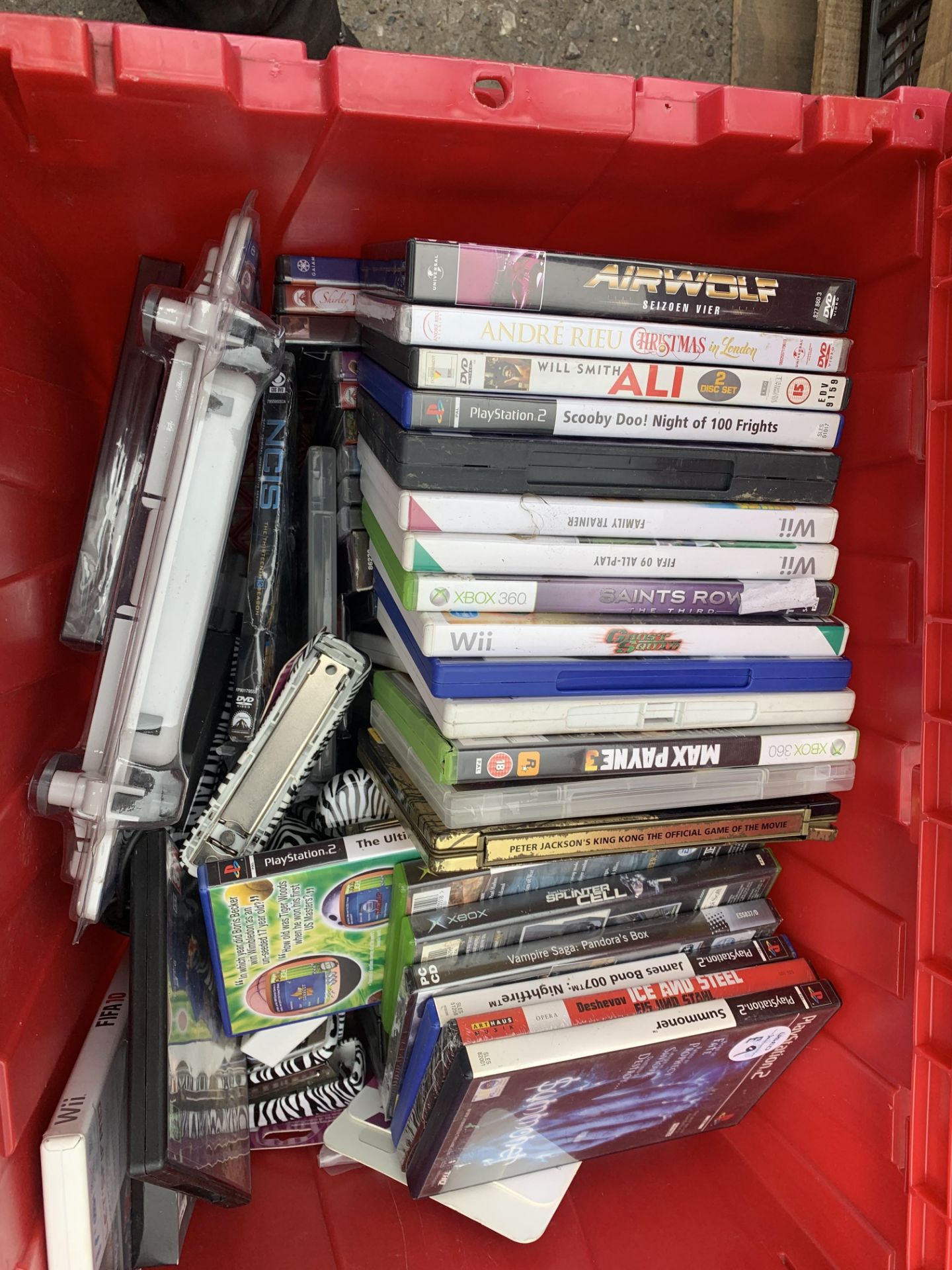 MIXED LOT CONTAINING UNDER ARMOUR CAPS, DVDS, COMPUTER GAMES, BOB THE BUILDER TOYS, ACCESSORIES ETC - Image 7 of 11