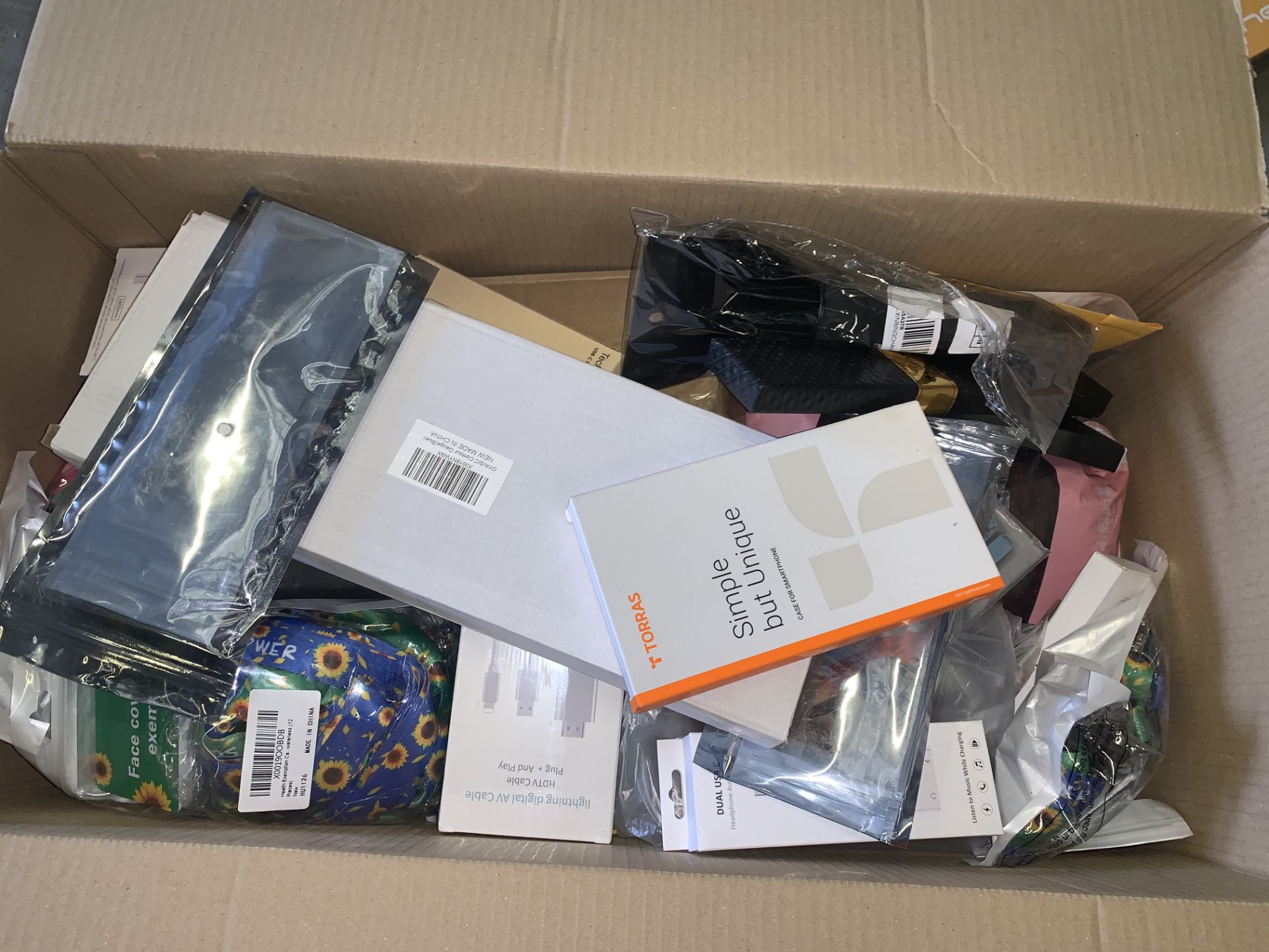 60 PIECE AMAZON END OF LINE LOT INCLUDING LIGHTNING CABLES, STEEL CHAINS, PHONE ACCESSORIES ETC
