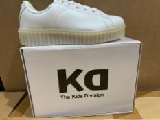 6 X NEW & BOXED KIDS DIVISION TRAINERS SIZE 5 (949/20)