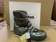 12 X BRAND NEW BOXED SNOWFUN OLD SILVER BOOTS IN RATIO BOX (1 X SIZE 36, 1 X SIZE37, 3 X SIZE 38,