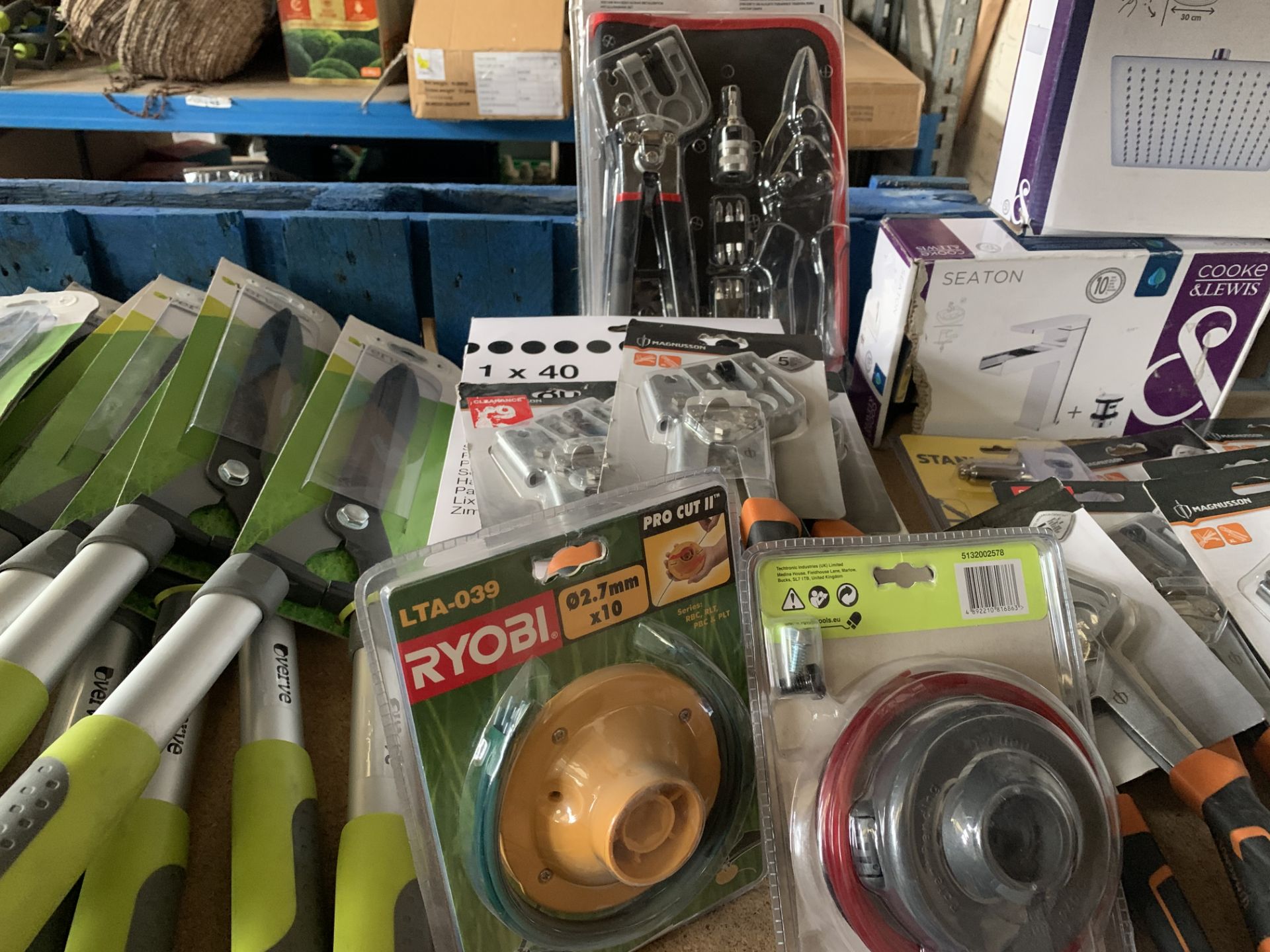 MIXED LOT 26 ITEMS TO INCLUDE PIPE JOINTING TOOL, METAL FRAME SET, RYOBI STIMMER REEL, SANDING PAPER