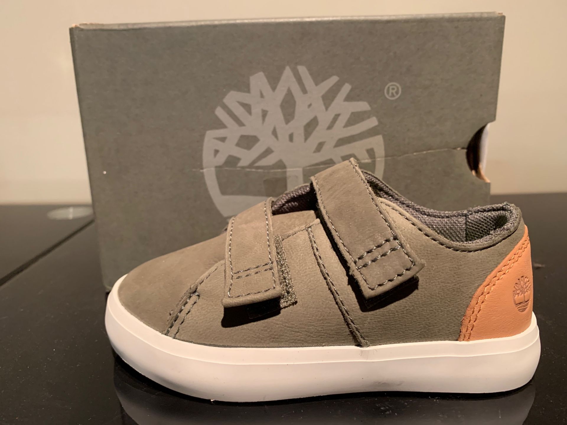 NEW & BOXED TIMBERLAND TRAINERS SIZE INFANT 6 (309 UPSTAIRS)