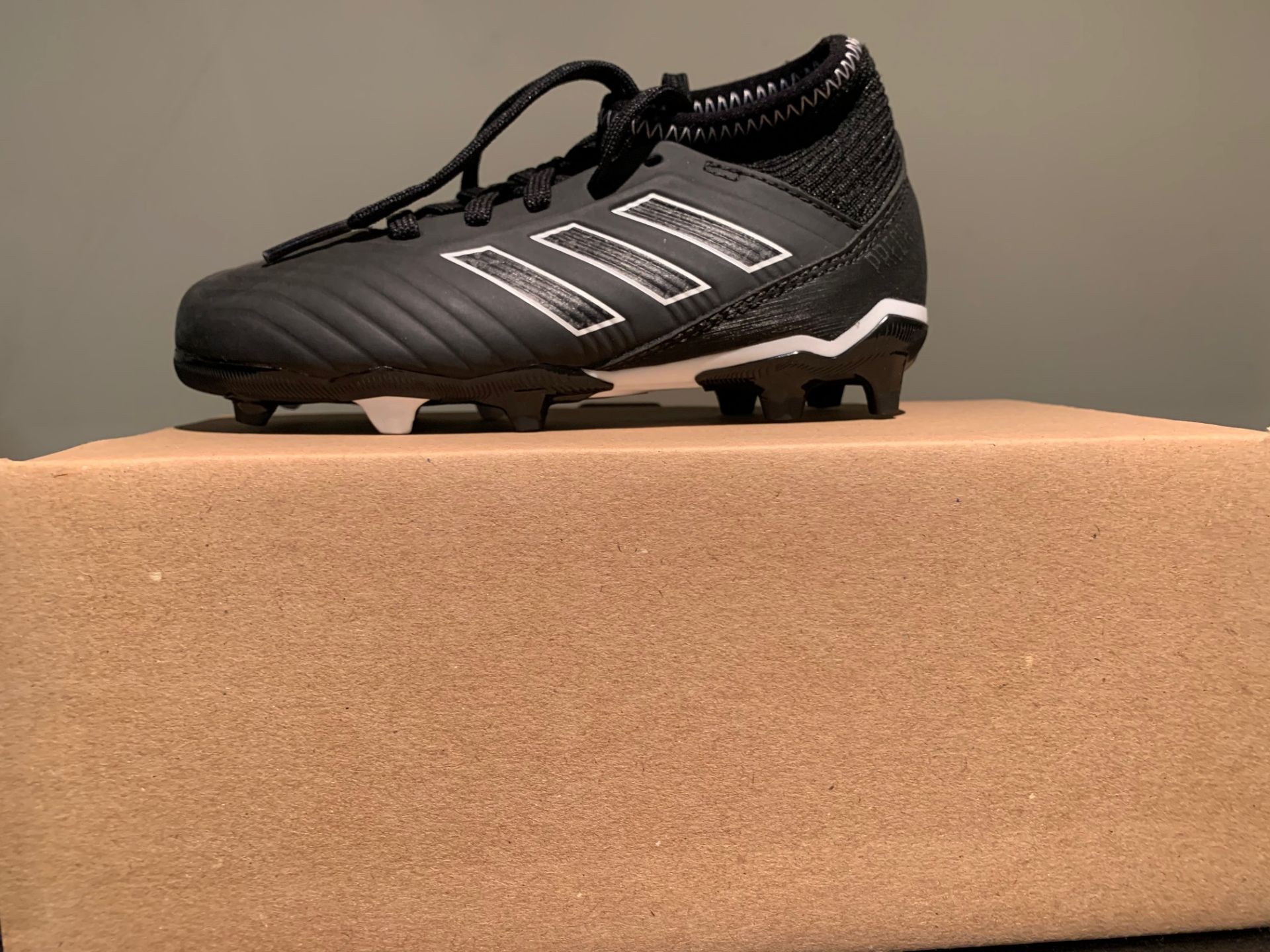 NEW & BOXED ADIDAS FOOTBALL BOOTS SIZE INFANT 10 (204 UPSTAIRS)