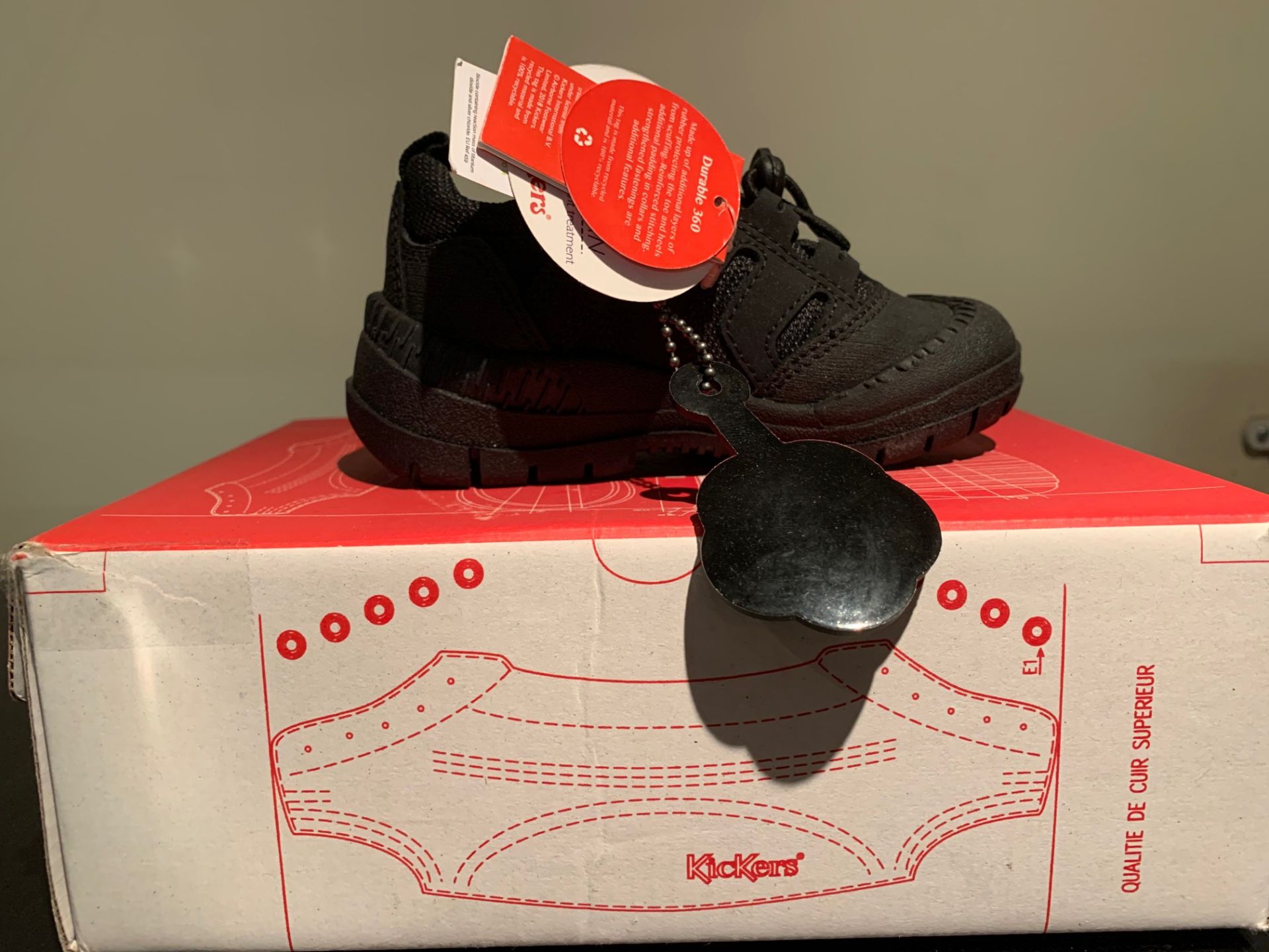 NEW & BOXED KICKER SHOE SIZE INFANT 5 (297 UPSTAIRS)