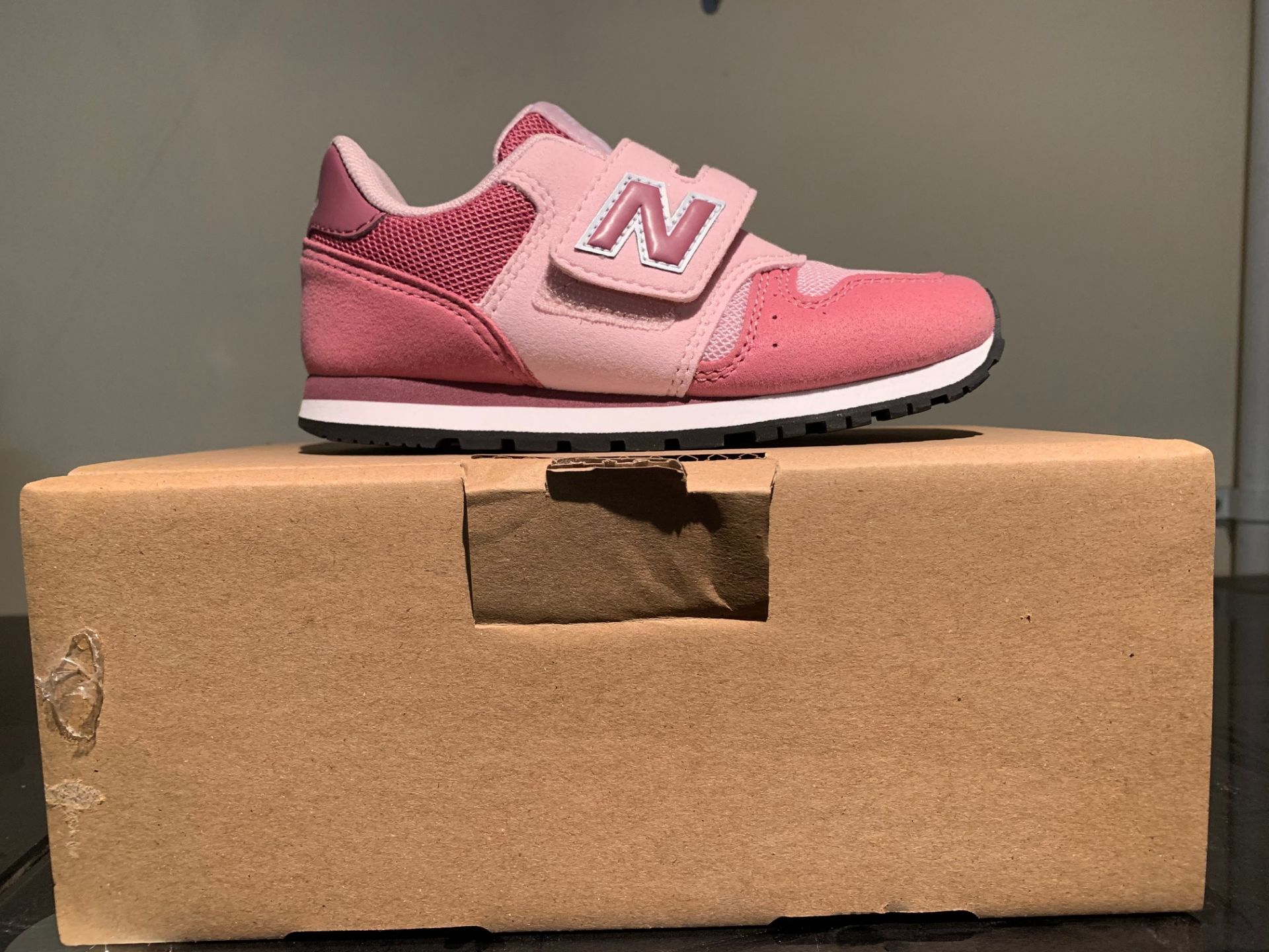 NEW & BOXED NEW BALANCE TRAINERS SIZE INFANT 10 (159 UPSTAIRS)