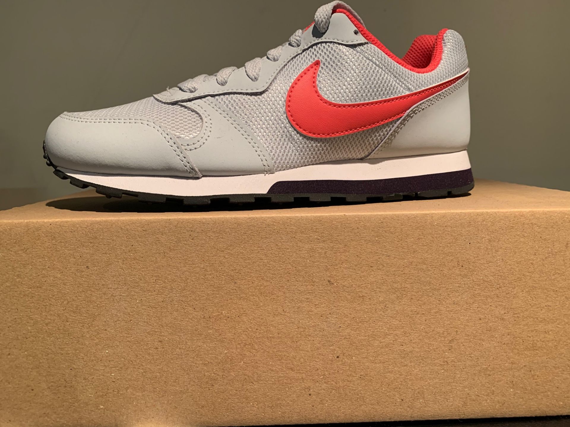 NEW & BOXED NIKE TRAINERS SIZE JUNIOR 4 (89 UPSTAIRS)