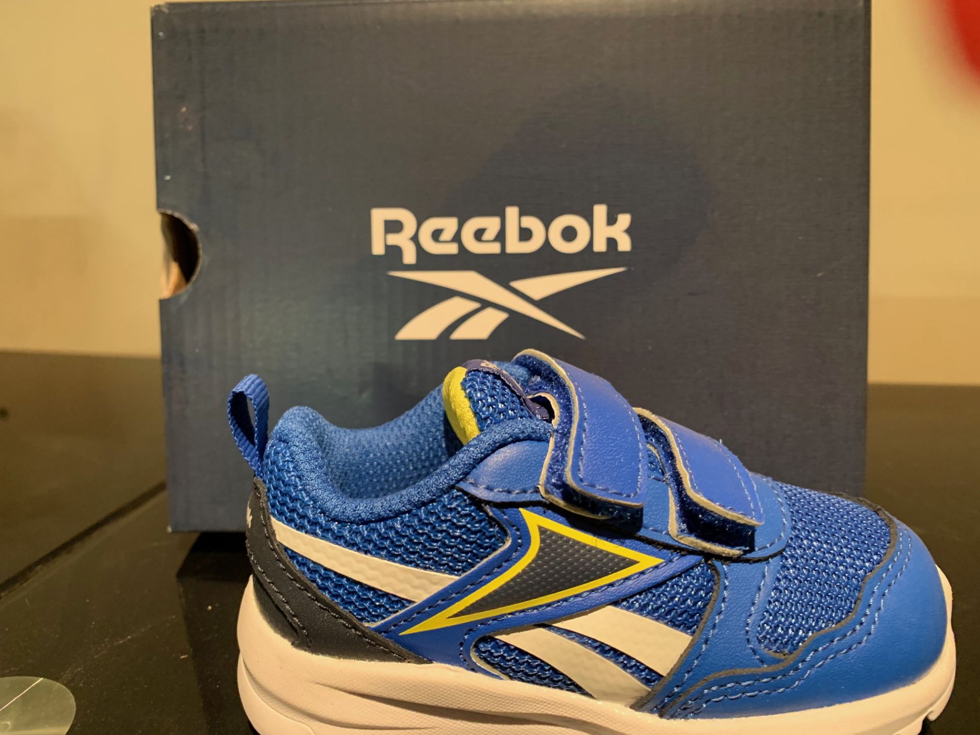 NEW & BOXED REEBOK TRAINERS SIZE INFANT 4(221 UPSTAIRS)