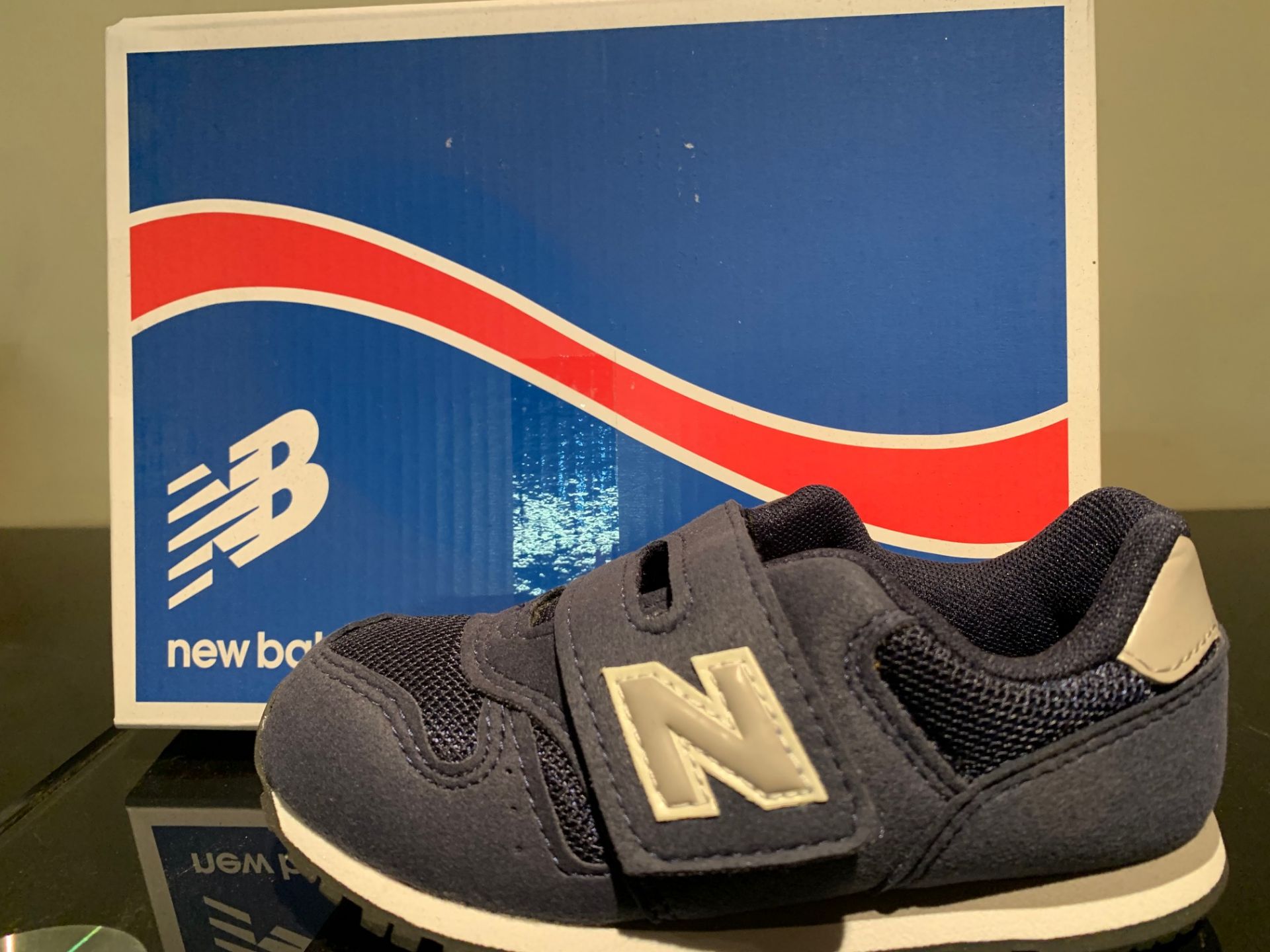 NEW & BOXED NEW BALANCE TRAINERS SIZE INFANT 8 (212 UPSTAIRS)