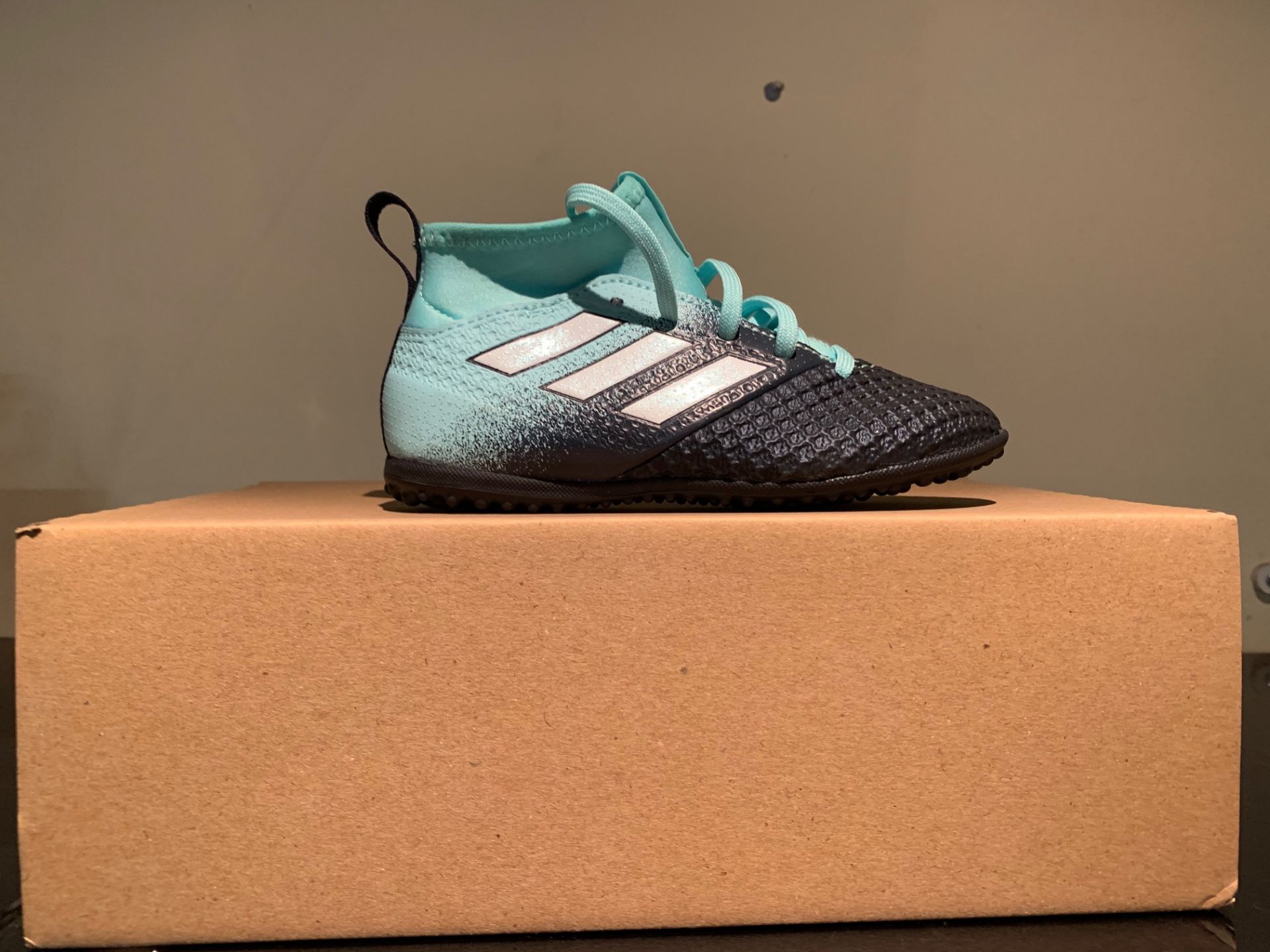 NEW & BOXED ADIDAS TRAINER SIZE INFANT 9 (195 UPSTAIRS)