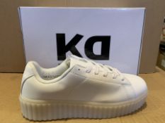 (NO VAT) 6 X BRAND NEW WHITE LIGHT UP TRAINERS SIZE J4 (1147/27)