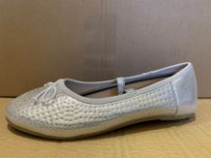 (NO VAT) 12 X BRAND NEW SILVER BALLET PUMPS SIZE J3 (1197/27)