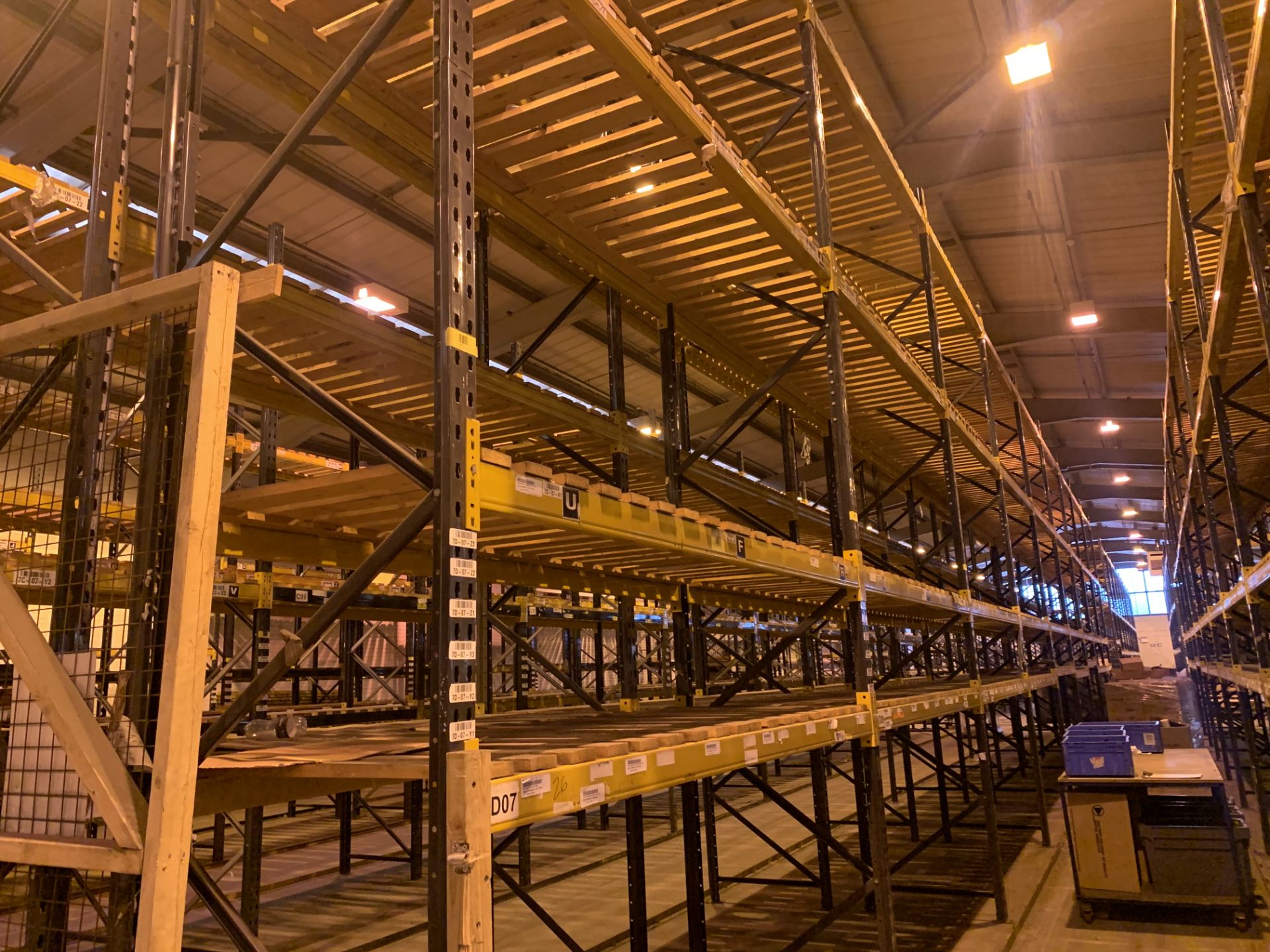 9 BAYS OF LINK 51 PALLET RACKING INC: 10 UPRIGHTS & 72 CROSS BEAMS. EACH BAY MEASURES: 5.2M(H) X 1. - Image 2 of 3