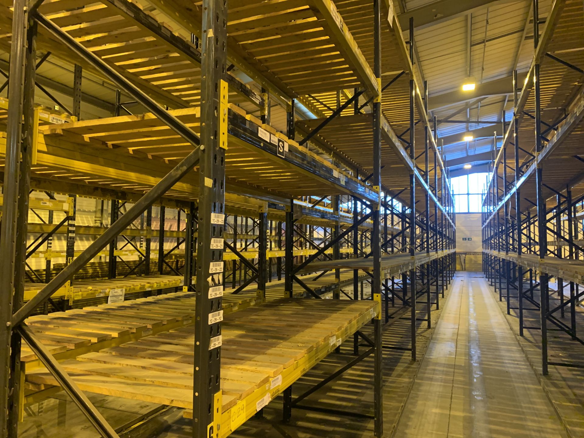 11 BAYS OF LINK 51 PALLET RACKING INC: 12 UPRIGHTS & 68 CROSS BEAMS. EACH BAY MEASURES: 5.2M(H) X - Image 3 of 3